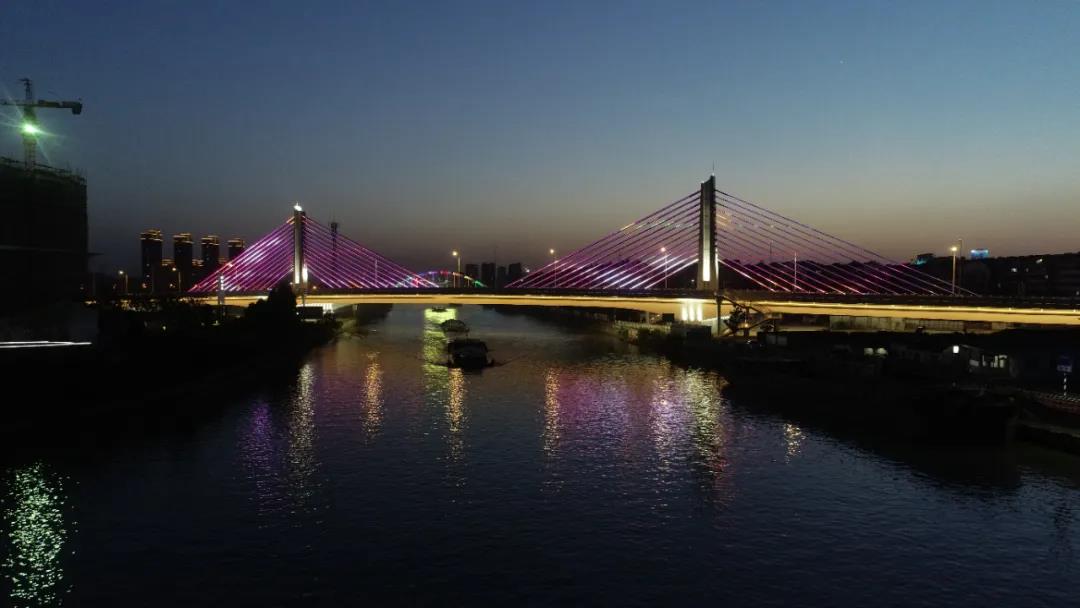 汽笛聲中白鷺飛，長(zhǎng)虹托起夜明珠——共賞東塘大橋夜景